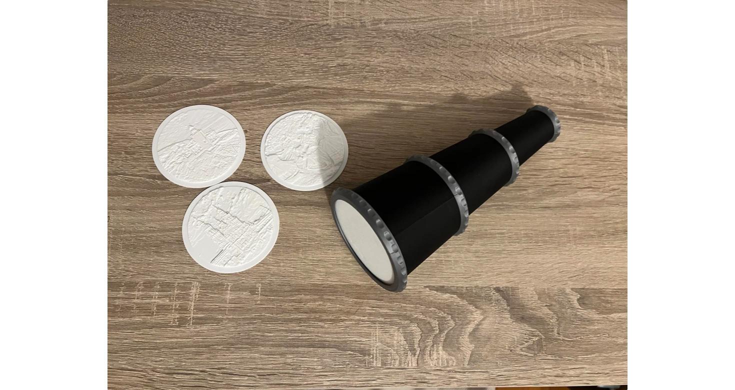 foto del telescopio 3D terminado, con una litofanía insertada e iluminada