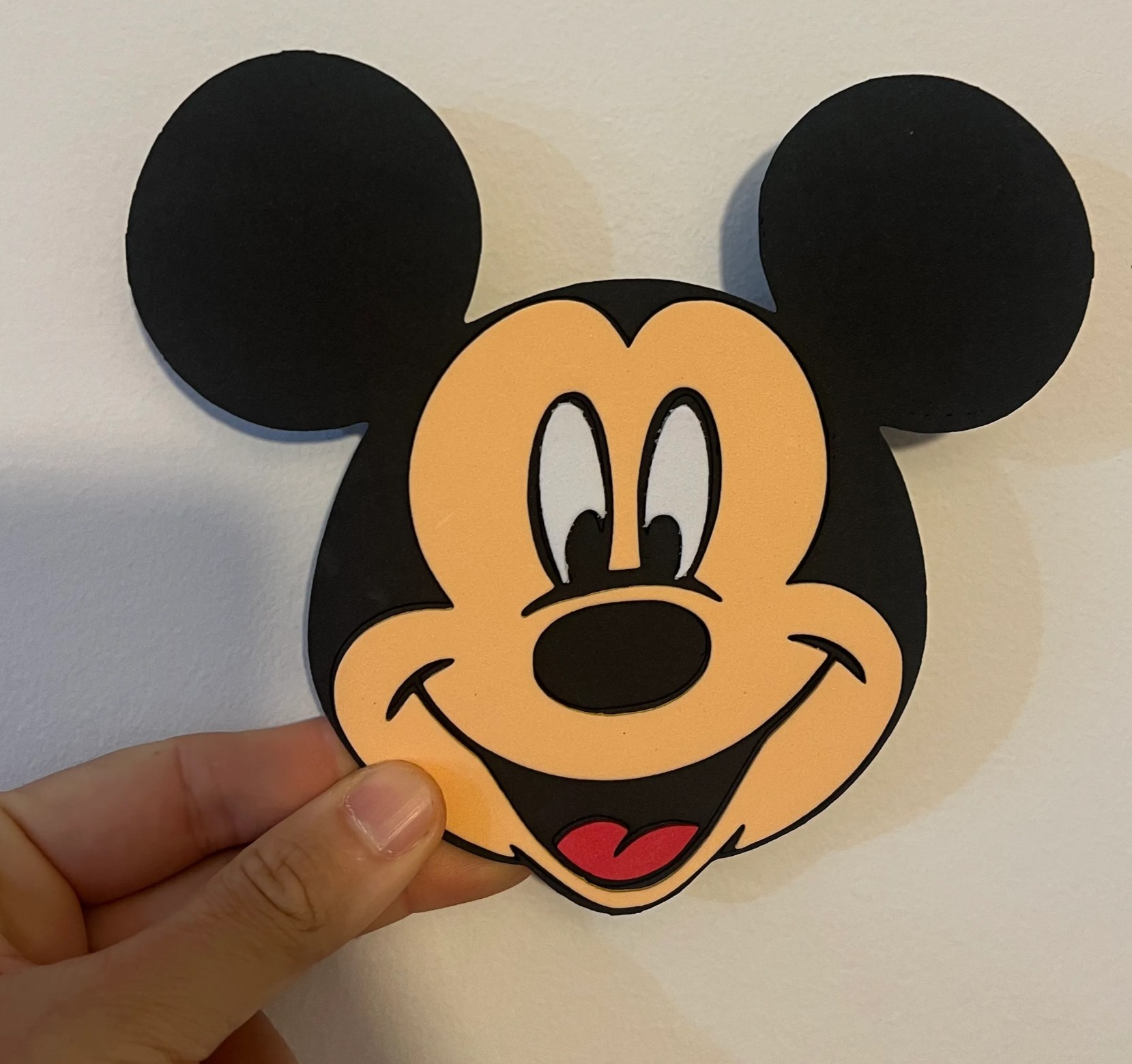 careta de Mickey Mouse terminada, en goma eva de varios colores