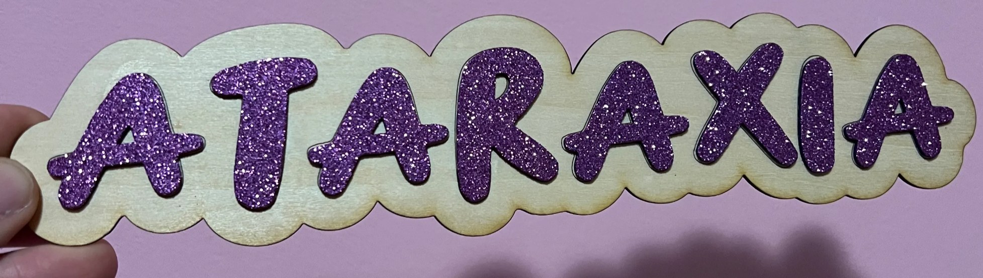 cartel decorativo Ataraxia terminado, con letras grabadas en negro y recubiertas de goma eva con purpurina