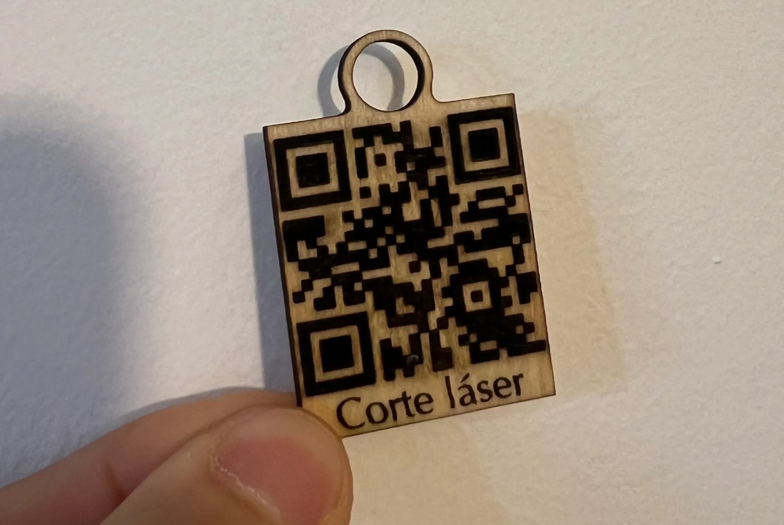 llavero terminado con el código QR cortado y grabado