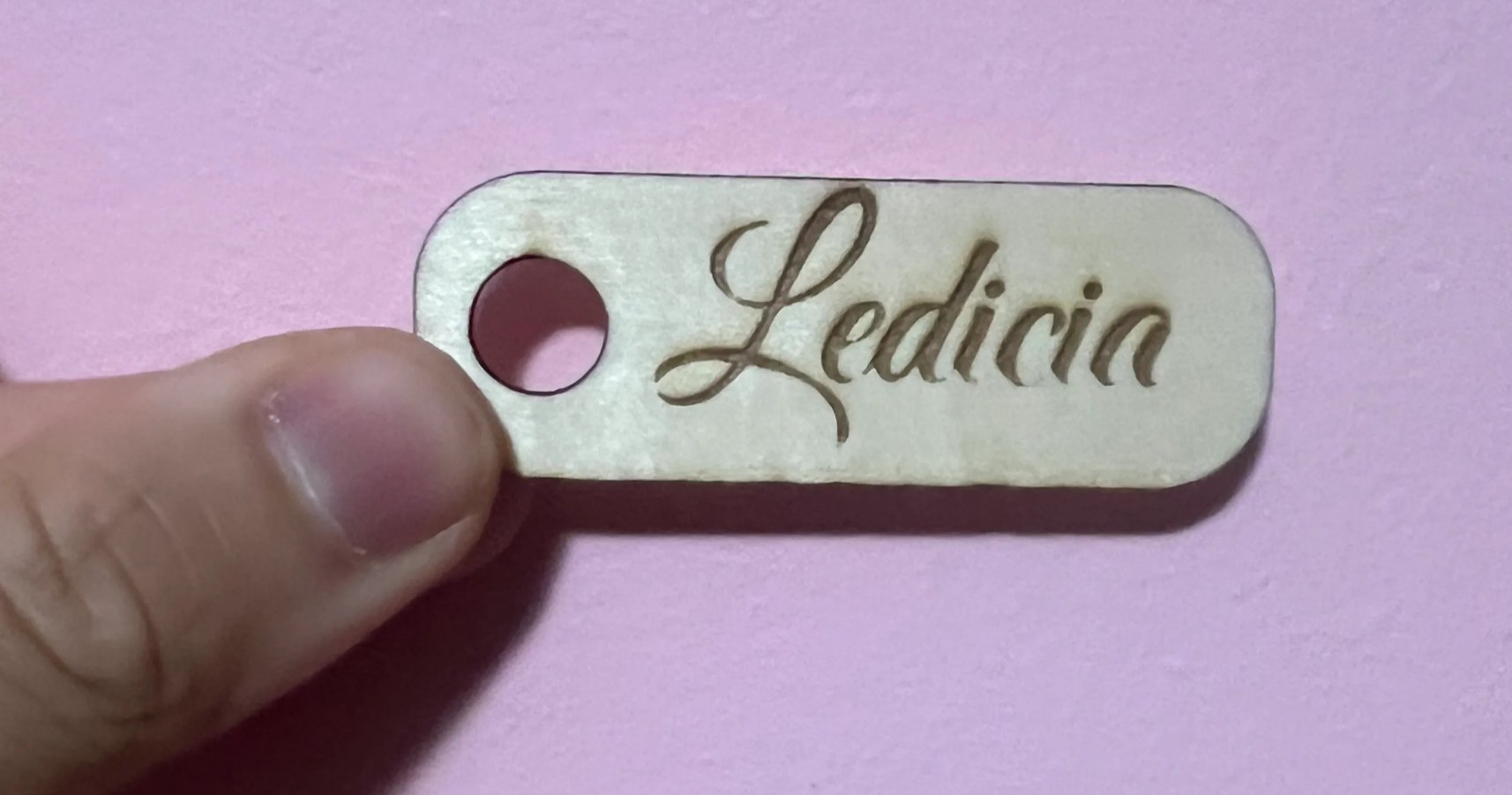 llavero terminado con el nombre Ledicia grabado y cortado