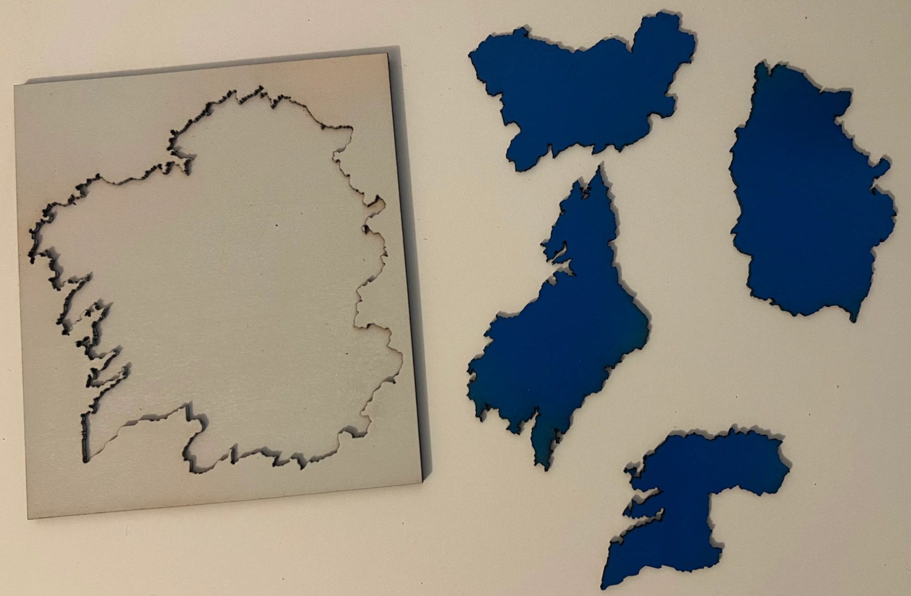 mapa mudo de Galicia encajable, terminado y pintado