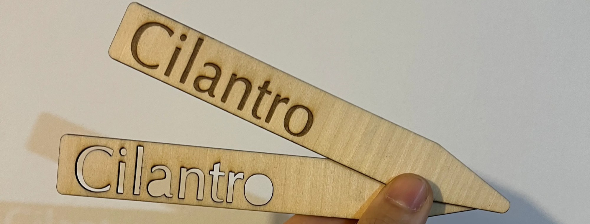 marcadores para plantas terminados, con el nombre de cada planta cortado y grabado