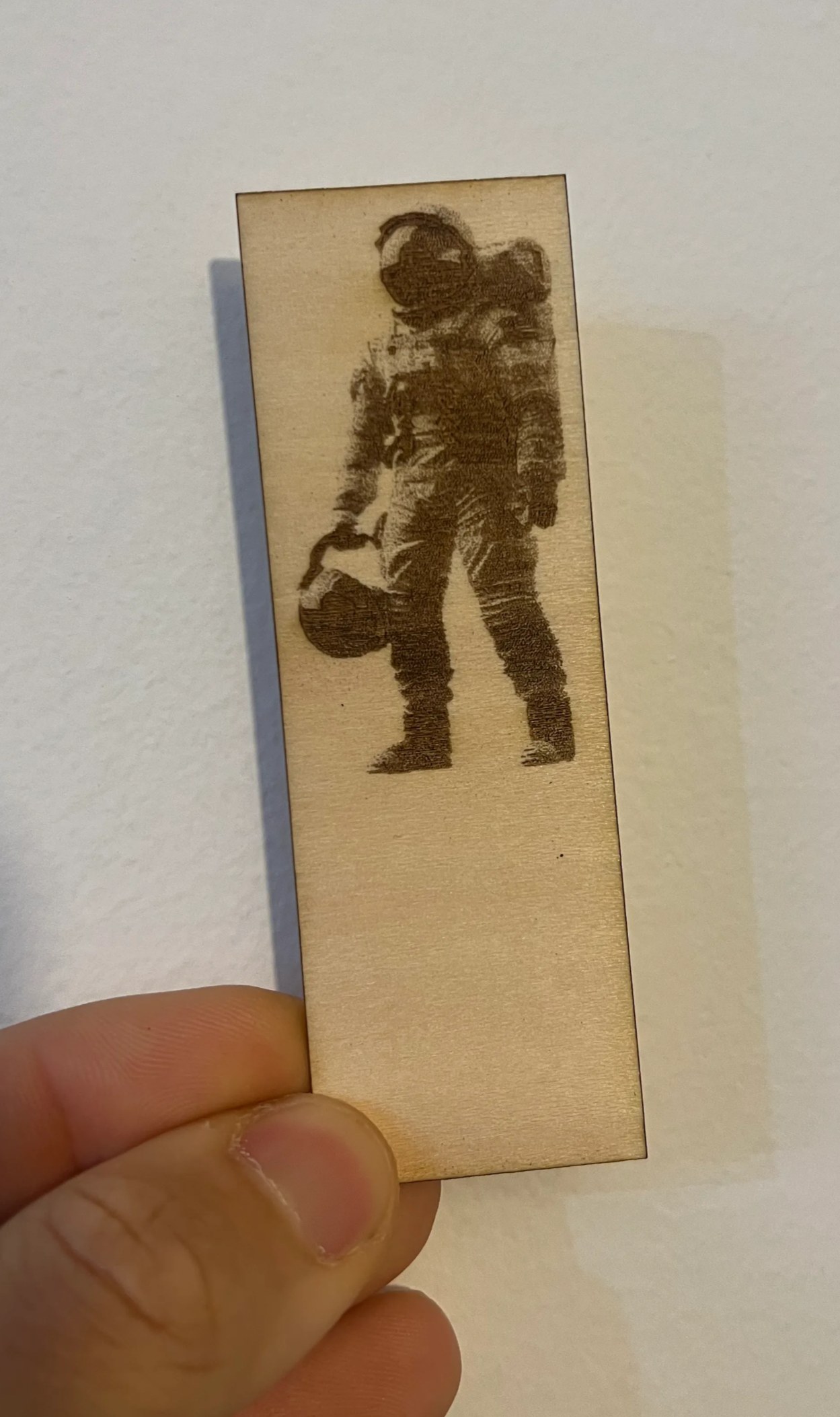 marcapáginas terminado, con la silueta de un astronauta grabada