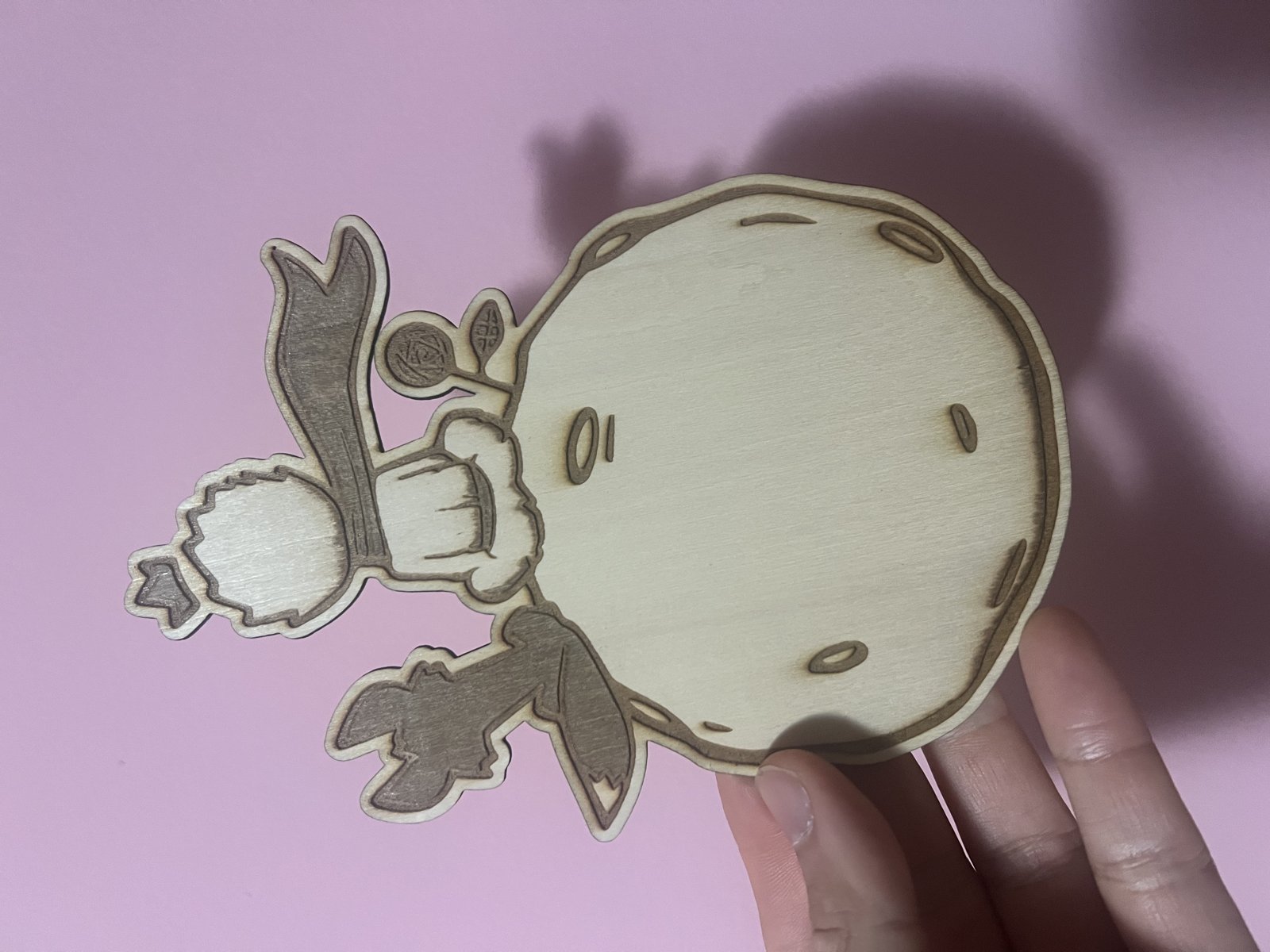 pieza de madera grabada y cortada a partir de la imagen vectorizada del Principito
